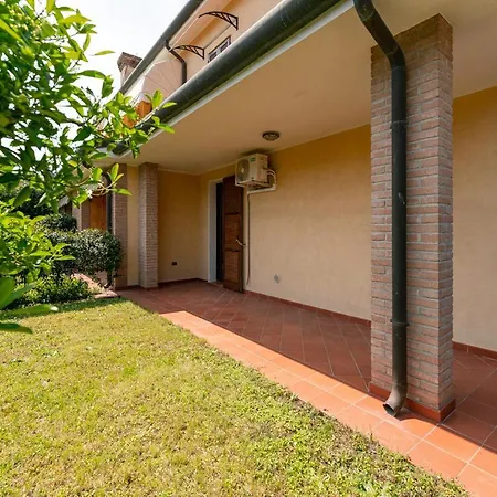 Verga Abitazione Al Piano Terra Con Giardino リド・デッリ・エステンシ