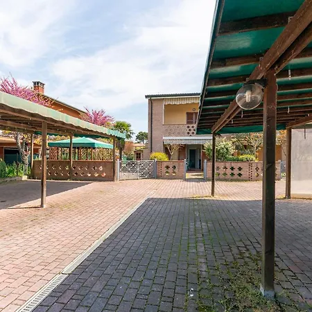 別荘 Verga Abitazione Al Piano Terra Con Giardino