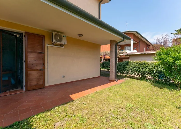 Verga Abitazione Al Piano Terra Con Giardino 別荘 *