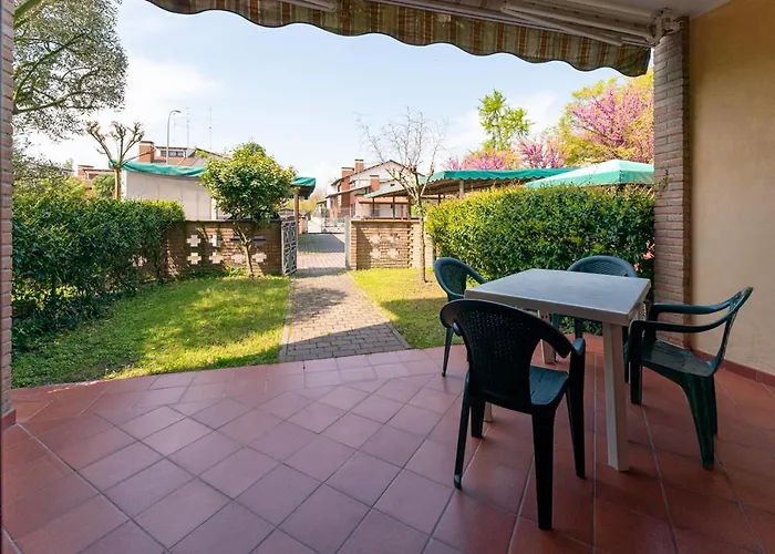 別荘 Verga Abitazione Al Piano Terra Con Giardino