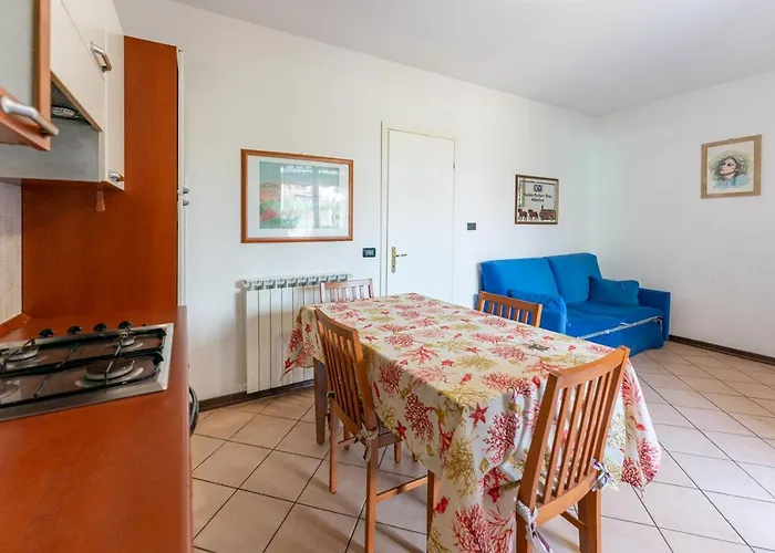 Verga Abitazione Al Piano Terra Con Giardino 別荘